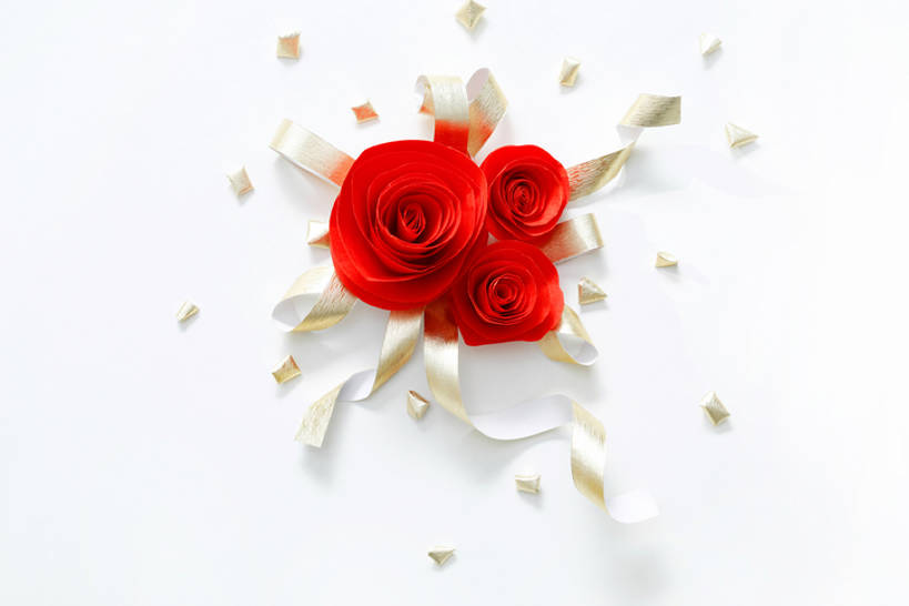 无人,横图,特写,留白,抠图,白色背景,婚礼,快乐,幸福,运气,热情,玫瑰,静物,礼物,情人节,庆祝,弯曲,艺术,装饰,鲜艳,缠绕,纸,缎带,胸花,结婚,浪漫,祝福,花,花瓣,花朵,红色,纸花,纸制品,花束,喜庆,摄影,纪念,光滑,创造力,高雅,优美,清新,细腻,平滑,式样,想法,美术工艺,设计,彩图,影棚拍摄,爱,高兴,立体图形,金子,bj175