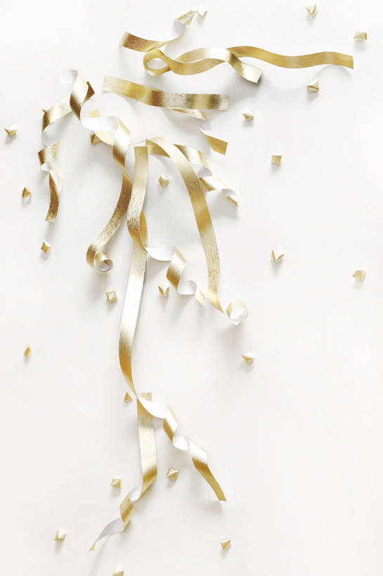 无人,竖图,特写,留白,抠图,白色背景,抽象,静物,弯曲,艺术,装饰,缠绕,纸,缎带,纸制品,摄影,创造力,式样,想法,美术工艺,设计,彩图,影棚拍摄,立体图形,金子,bj175