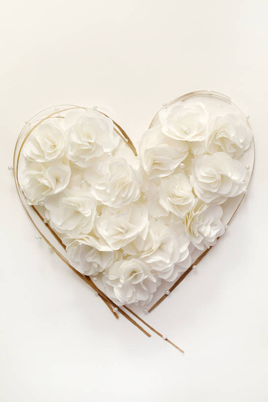 无人,竖图,特写,留白,幸福,纯洁,玫瑰,静物,礼物,情人节,一排,许多,艺术,整齐,装饰,纸,很多,浪漫,干净,花,花瓣,花朵,茉莉,排列,白色,纸花,纸制品,米色,可爱,童年,童趣,摄影,创造力,高雅,优美,队列,清新,童真,烂漫,无邪,环境保护,式样,想法,美术工艺,天真,心型,设计,彩图,影棚拍摄,爱,立体图形,bj175