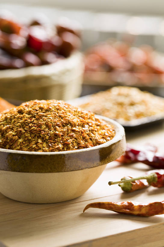 无人,竖图,特写,桌子,辣椒,静物,中国,亚洲,许多,准备,堆叠,丰富,干燥,材料,粉末,篮子,辣椒籽,调料,香料,食品,案板,调味品,很多,盘子,碗,粉,南美,摄影,多样,辣椒粉,红辣椒粉,研磨,南美洲,拉丁美洲,美洲,干的,东亚,首府,亚美利加洲,粉状,南亚美利加洲,粉剂,法属圭亚那,卡宴,红辣椒,烹调,彩图,影棚拍摄,成分,bj175