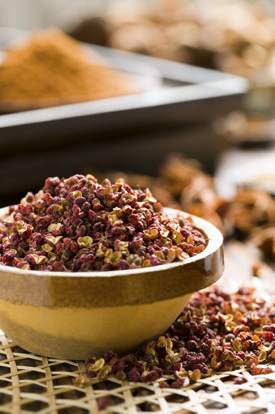 无人,竖图,特写,桌子,辣椒,静物,中国,亚洲,许多,准备,堆叠,丰富,干燥,材料,粉末,调料,香料,食品,调味品,很多,餐盘,盘子,碗,粉,摄影,多样,辣椒粉,红辣椒粉,研磨,干的,东亚,粉状,粉剂,烹调,彩图,影棚拍摄,成分,bj175