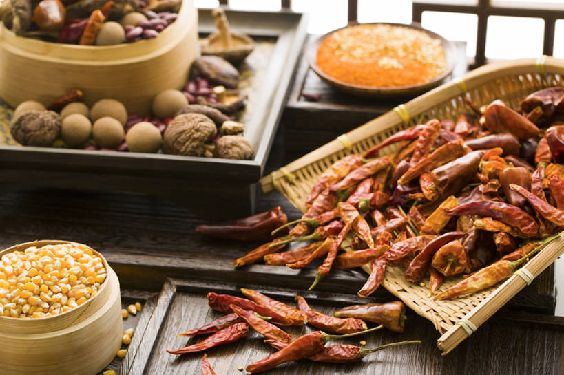 无人,横图,室内,白天,农业,厨房,辣椒,蔬菜,静物,中国,亚洲,许多,堆叠,丰富,干燥,鲜艳,材料,篮子,香菇,调料,香料,食品,调味品,很多,餐盘,饮食,黄色,红色,健康,南美,摄影,有机食品,辣椒粉,南美洲,拉丁美洲,美洲,玉米棒,东亚,健康食物,首府,亚美利加洲,南亚美利加洲,法属圭亚那,卡宴,红辣椒,彩图,高角度拍摄,成分,bj175