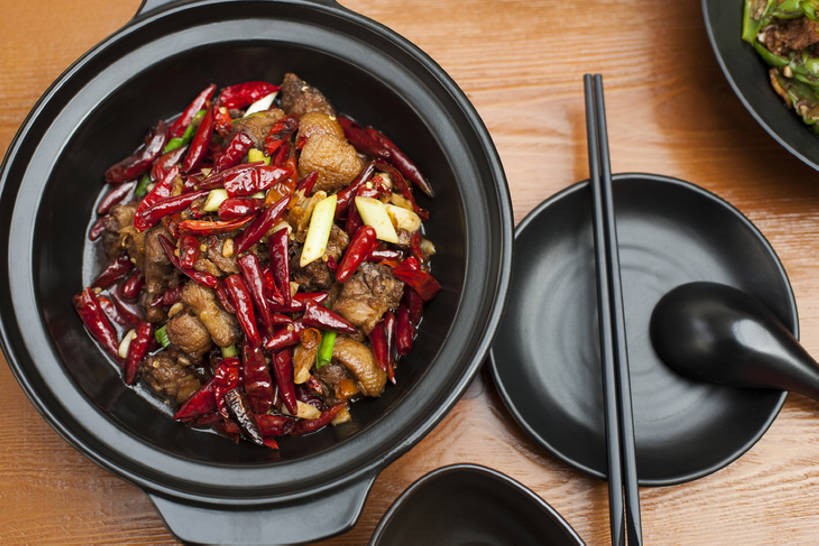 无人,横图,俯视,特写,吃饭,晚餐,午餐,筷子,桌子,鸡,静物,餐具,北京,中国,亚洲,炖锅,调料,肉,熟食,香料,美味,食品,饮品,传统,饮食,餐饮,食物,饮料,茶碟,汤匙,中国菜,陶器,摄影,有机食品,膳食,可口,清新,中国文化,肉制品,东亚,主菜,焖菜,适口,湘菜,红辣椒,彩图,传统文化,bj175