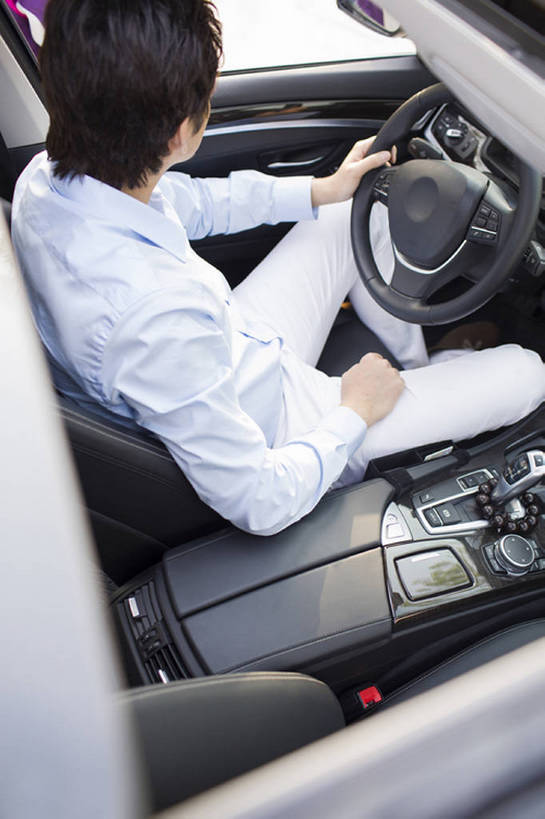 东方人,成年人,一个人,司机,竖图,室外,白天,侧面,衬衫,窗户,城市,汽车,北京,中国,亚洲,仅一个男性,仅一个人,握,天窗,机动车,现代,玻璃窗,座位,车,仅一个年轻男性,方向盘,交通工具,轿车,开车,休闲,舒服,握着,运输,摄影,生活方式,便利,舒适,成就,载具,驾驶室,驾车,豪华轿车,车座,汽车部件,驾驶座,东亚,变速杆,男人,男性,年轻男性,亚洲人,中国人,年轻人,坐着,彩图,高角度拍摄,开领,家用车,bj175