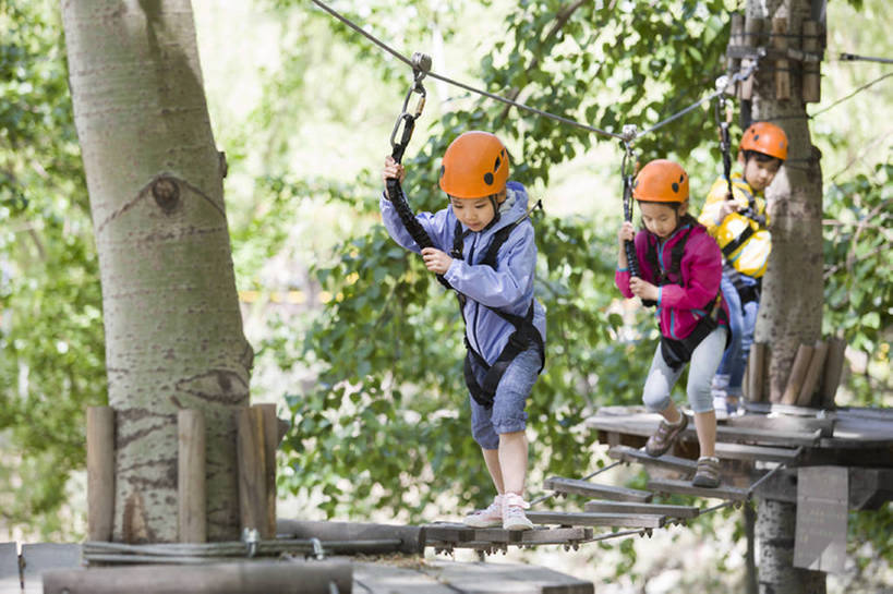 东方人,儿童,三个人,兄弟,姐妹,公园,站,微笑,横图,室外,白天,正面,旅游,度假,快乐,自由,友谊,幸福,纯洁,安全,运动,信心,建材,美景,树林,建筑,北京,日光,中国,亚洲,一排,吊挂,握,悬挂,整齐,材料,木板,木材,头盔,景观,桥,郊区,训练,挂,玩,休闲装,娱乐,现代,木柴,树,树干,树叶,排列,小孩,绿色,风景,自然,绳子,索桥,夏天,站着,享受,休闲,独立,健康,景色,放松,活力,季节,可爱,平衡,亲密,童年,童趣,握着,摄影,建造,吊桥,木料,生长,生活方式,保护,动作,专心,享乐,敏捷,队列,自然风光,户外活动,挑战,树梢,童真,东亚,烂漫,无邪,陪同,安全绳,勇气,陪伴,无忧无虑,冒险,天真,危险,男孩,男人,男性,女孩,亚洲人,中国人,孩子,休闲活动,步行,站立,彩图,全身,欢乐,绳桥,滑索,男生,林区,横越,伴随,超越障碍训练场,bj175