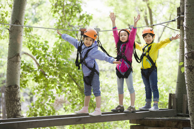 东方人,儿童,三个人,兄弟,姐妹,公园,站,笑,微笑,露齿笑,横图,室外,白天,侧面,旅游,度假,快乐,自由,友谊,幸福,纯洁,安全,运动,团队,信心,建材,美景,树林,建筑,北京,日光,中国,亚洲,一排,吊挂,连接,握,悬挂,整齐,材料,木板,木材,头盔,景观,桥,郊区,训练,挂,玩,注视,休闲装,娱乐,现代,木柴,树,树干,树叶,排列,小孩,绿色,风景,自然,绳子,索桥,夏天,观察,看,站着,享受,休闲,独立,健康,景色,放松,活力,季节,可爱,平衡,亲密,童年,童趣,握着,摄影,建造,吊桥,木料,生长,生活方式,观看,保护,动作,察看,享乐,合影,敏捷,队列,关爱,关注,自然风光,户外活动,挑战,树梢,童真,东亚,烂漫,无邪,陪同,安全绳,勇气,陪伴,无忧无虑,冒险,天真,危险,男孩,男人,男性,女孩,亚洲人,中国人,孩子,休闲活动,站立,张开手臂,彩图,全身,欢乐,绳桥,滑索,男生,林区,横越,伴随,超越障碍训练场,bj175