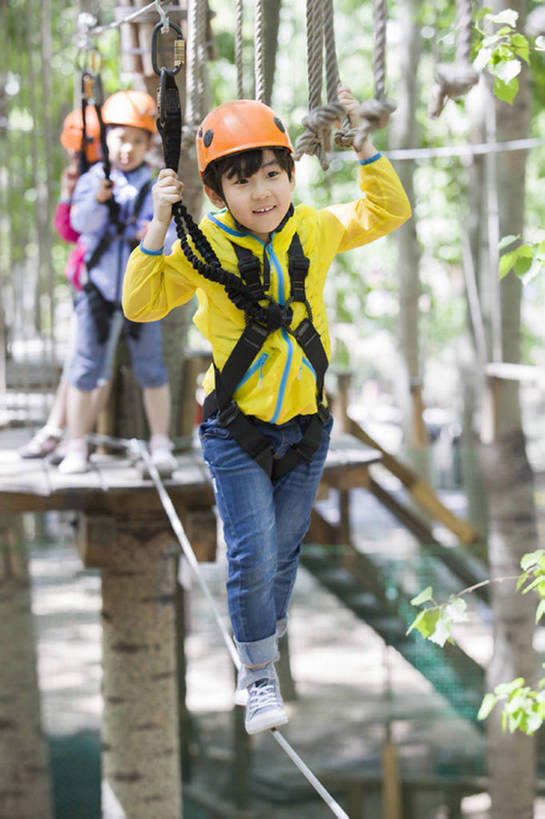 东方人,儿童,三个人,兄弟,姐妹,公园,站,笑,微笑,露齿笑,竖图,室外,白天,正面,旅游,度假,快乐,自由,友谊,幸福,纯洁,安全,运动,信心,美景,树林,北京,中国,亚洲,吊挂,握,悬挂,钢丝,头盔,景观,郊区,训练,挂,玩,休闲装,娱乐,现代,树,树干,小孩,风景,自然,绳子,索桥,夏天,站着,享受,休闲,独立,健康,景色,放松,活力,季节,可爱,平衡,童年,童趣,握着,摄影,生长,生活方式,保护,动作,享乐,敏捷,自然风光,户外活动,挑战,树梢,童真,东亚,烂漫,无邪,安全绳,勇气,走钢丝,无忧无虑,冒险,天真,危险,男孩,男人,男性,女孩,亚洲人,中国人,孩子,休闲活动,步行,站立,彩图,全身,欢乐,绳桥,滑索,男生,林区,横越,超越障碍训练场,bj175