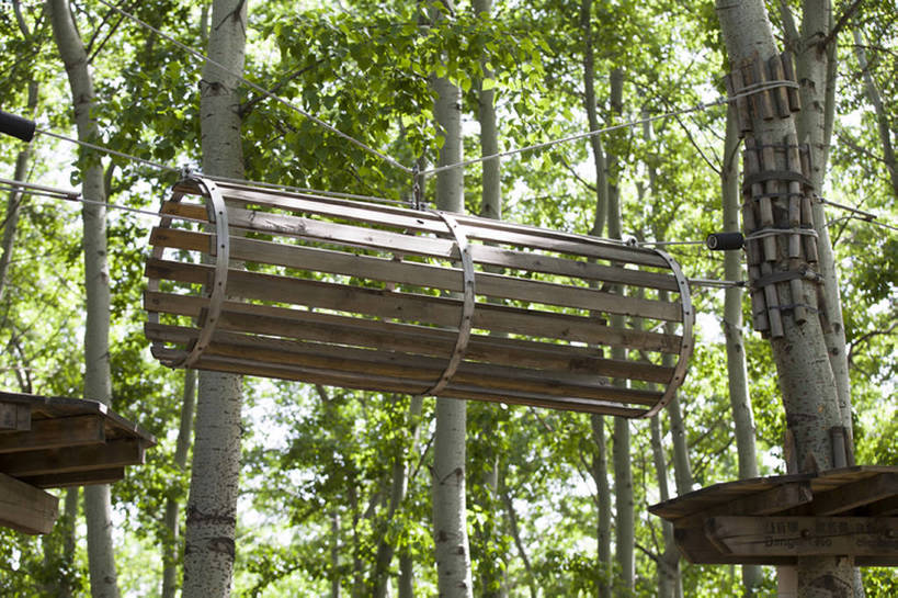 无人,公园,横图,室外,白天,旅游,度假,建材,美景,树林,建筑,北京,中国,亚洲,吊挂,悬挂,隧道,材料,木板,木材,景观,桥,郊区,挂,娱乐,木柴,树,树干,树叶,绿色,风景,自然,绳子,享受,休闲,景色,放松,平衡,摄影,建造,木料,自然风光,户外活动,挑战,树梢,东亚,冒险,彩图,林区,超越障碍训练场,bj175