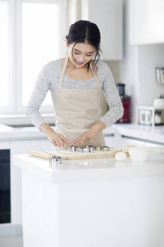 点心,东方人,成年人,一个人,家庭,家庭主妇,家,笑,微笑,露齿笑,竖图,室内,白天,正面,烘焙,快乐,幸福,厨房,城市,建筑,杯子,北京,中国,亚洲,仅一个年轻女性,仅一个女性,仅一个人,握,擀面杖,围裙,房屋,灶台,公寓,鸡蛋,食品,甜点,甜品,案板,饮品,注视,休闲装,现代,饮食,食物,糕点,饮料,饼干,甜食,观察,看,站着,做,休闲,健康,温暖,温馨,一家人,卡通,握着,摄影,生活方式,模具,观看,和睦,察看,享乐,关注,可口,房地产,家居服,东亚,面团分切机,健康食物,适口,年轻女性,女人,女性,亚洲人,中国人,年轻人,烹调用具,烹调,半身,彩图,欢乐,融洽,小麦面粉,bj175