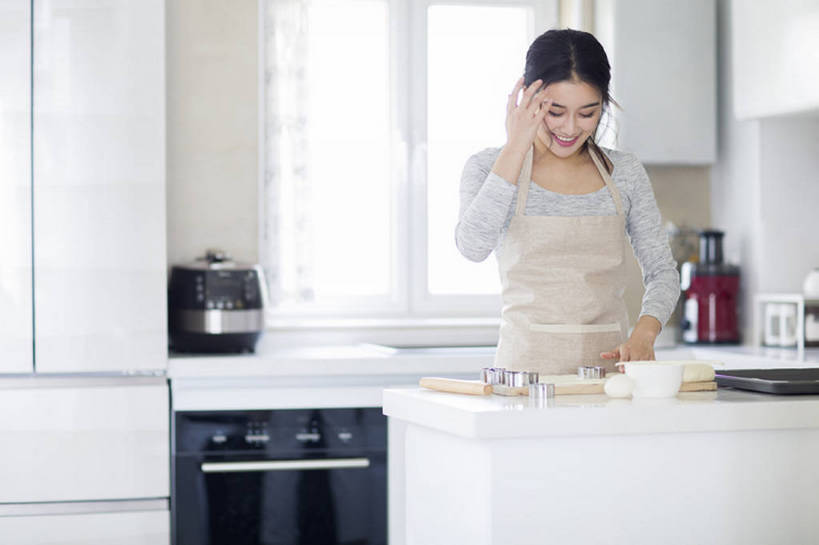 点心,东方人,成年人,一个人,家庭,家庭主妇,家,笑,微笑,露齿笑,横图,室内,白天,正面,烹饪,烘焙,快乐,幸福,厨房,城市,建筑,杯子,厨具,北京,中国,亚洲,仅一个年轻女性,仅一个女性,仅一个人,握,擀面杖,烤炉,烤盘,盘,围裙,房屋,灶台,公寓,鸡蛋,食品,甜点,甜品,案板,饮品,注视,休闲装,现代,饮食,食物,糕点,饮料,盘子,碗,饼干,甜食,观察,看,站着,做,休闲,健康,温暖,温馨,一家人,卡通,握着,摄影,生活方式,模具,观看,和睦,察看,享乐,关注,可口,房地产,家居服,抽油烟机,东亚,面团分切机,烹饪用具,健康食物,适口,年轻女性,女人,女性,亚洲人,中国人,年轻人,烹调用具,烹调,半身,彩图,欢乐,融洽,小麦面粉,bj175