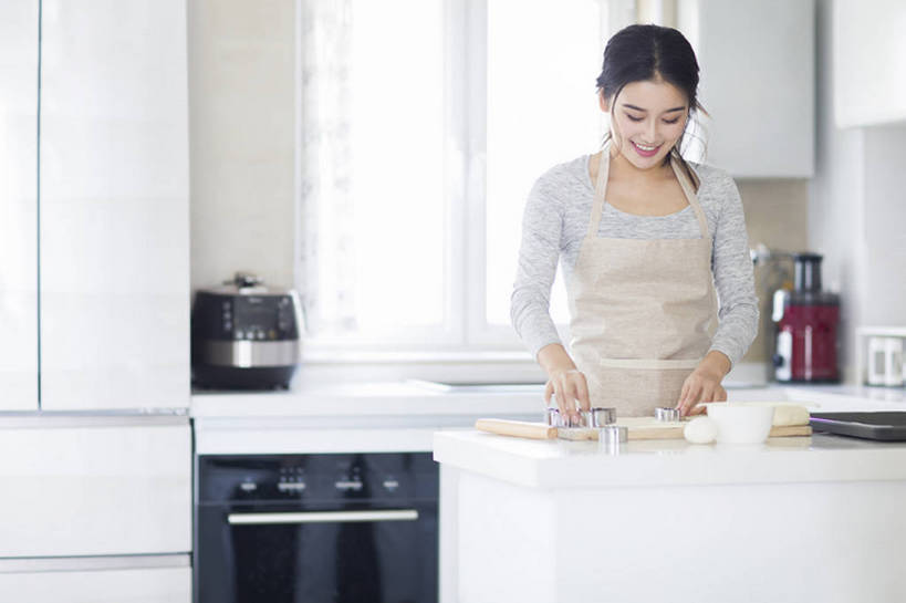 点心,东方人,成年人,一个人,家庭,家庭主妇,家,笑,微笑,露齿笑,横图,室内,白天,正面,烹饪,烘焙,快乐,幸福,厨房,城市,建筑,杯子,厨具,北京,中国,亚洲,仅一个年轻女性,仅一个女性,仅一个人,握,擀面杖,烤炉,烤盘,盘,围裙,房屋,灶台,公寓,鸡蛋,食品,甜点,甜品,案板,饮品,注视,休闲装,现代,饮食,食物,糕点,饮料,盘子,碗,饼干,甜食,观察,看,站着,做,休闲,健康,温暖,温馨,一家人,卡通,握着,摄影,生活方式,模具,观看,和睦,察看,享乐,关注,可口,房地产,家居服,抽油烟机,东亚,面团分切机,烹饪用具,健康食物,适口,年轻女性,女人,女性,亚洲人,中国人,年轻人,烹调用具,烹调,半身,彩图,欢乐,融洽,小麦面粉,bj175