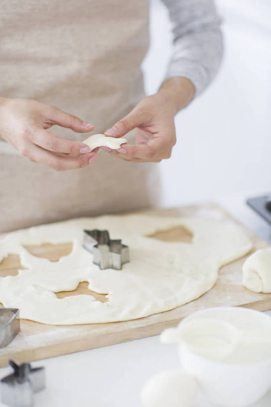 点心,东方人,成年人,手,一个人,家庭,家庭主妇,家,竖图,室内,白天,正面,烘焙,厨房,城市,建筑,北京,中国,亚洲,仅一个年轻女性,仅一个女性,仅一个人,握,围裙,房屋,灶台,公寓,鸡蛋,食品,甜点,甜品,案板,饮品,注视,休闲装,现代,饮食,食物,糕点,饮料,碗,饼干,甜食,观察,看,站着,做,休闲,健康,温暖,温馨,一家人,卡通,握着,摄影,生活方式,模具,观看,部分,和睦,察看,关注,可口,房地产,家居服,东亚,面团分切机,健康食物,适口,年轻女性,女人,女性,亚洲人,中国人,年轻人,烹调,彩图,融洽,小麦面粉,bj175