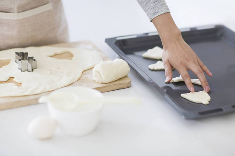 点心,东方人,成年人,手,一个人,家庭,家庭主妇,家,横图,室内,白天,正面,烹饪,烘焙,厨房,城市,建筑,厨具,北京,中国,亚洲,仅一个年轻女性,仅一个女性,仅一个人,握,烤盘,盘,围裙,房屋,灶台,公寓,鸡蛋,食品,甜点,甜品,案板,饮品,注视,休闲装,现代,饮食,食物,糕点,饮料,盘子,碗,饼干,甜食,观察,看,站着,做,休闲,健康,温暖,温馨,一家人,卡通,握着,摄影,生活方式,模具,观看,部分,和睦,察看,关注,可口,房地产,家居服,东亚,面团分切机,烹饪用具,健康食物,适口,年轻女性,女人,女性,亚洲人,中国人,年轻人,烹调用具,烹调,彩图,融洽,小麦面粉,bj175