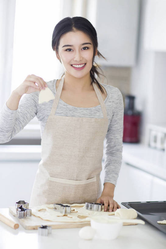 点心,东方人,成年人,一个人,家庭,家庭主妇,家,笑,微笑,露齿笑,竖图,室内,白天,正面,烹饪,烘焙,快乐,幸福,厨房,城市,建筑,厨具,北京,中国,亚洲,仅一个年轻女性,仅一个女性,仅一个人,握,烤盘,盘,围裙,房屋,灶台,公寓,鸡蛋,食品,甜点,甜品,案板,饮品,注视,休闲装,现代,饮食,食物,糕点,饮料,盘子,碗,饼干,甜食,观察,看,站着,做,休闲,健康,温暖,温馨,一家人,卡通,握着,摄影,介绍,生活方式,模具,观看,和睦,察看,享乐,关注,可口,房地产,出示,家居服,东亚,面团分切机,烹饪用具,健康食物,适口,年轻女性,女人,女性,亚洲人,中国人,年轻人,烹调用具,烹调,半身,彩图,欢乐,融洽,小麦面粉,bj175
