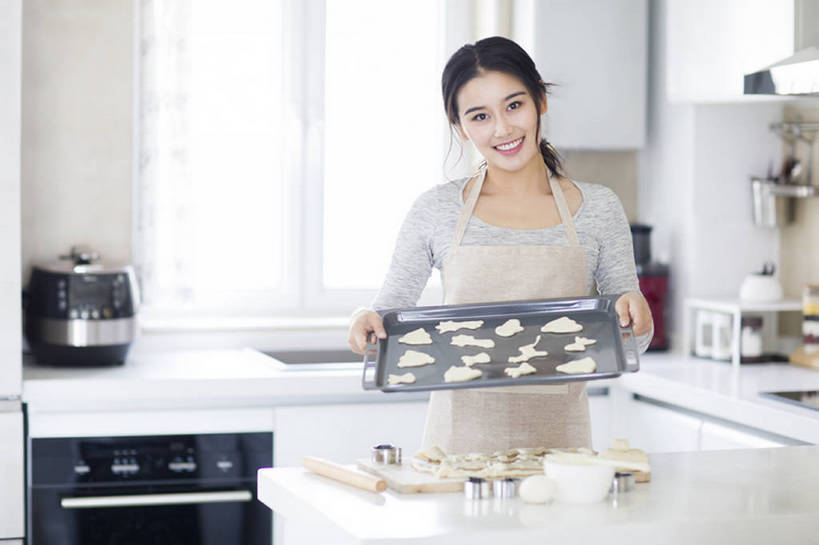 点心,东方人,成年人,一个人,家庭,家庭主妇,家,笑,微笑,露齿笑,横图,室内,白天,正面,烹饪,烘焙,快乐,幸福,厨房,城市,建筑,厨具,北京,中国,亚洲,仅一个年轻女性,仅一个女性,仅一个人,握,擀面杖,烤盘,盘,围裙,房屋,灶台,公寓,鸡蛋,食品,甜点,甜品,案板,饮品,注视,休闲装,现代,饮食,食物,糕点,饮料,盘子,饼干,甜食,观察,看,站着,做,休闲,健康,温暖,温馨,一家人,卡通,握着,摄影,介绍,生活方式,模具,观看,和睦,察看,享乐,关注,可口,房地产,出示,家居服,东亚,面团分切机,烹饪用具,健康食物,适口,年轻女性,女人,女性,亚洲人,中国人,年轻人,烹调用具,烹调,半身,彩图,欢乐,融洽,小麦面粉,bj175