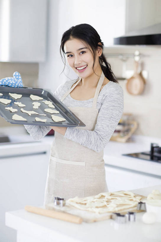 点心,东方人,成年人,一个人,家庭,家庭主妇,家,笑,微笑,露齿笑,竖图,室内,白天,正面,烹饪,烘焙,快乐,幸福,厨房,城市,建筑,厨具,北京,中国,亚洲,仅一个年轻女性,仅一个女性,仅一个人,握,擀面杖,烤盘,盘,围裙,房屋,灶台,公寓,鸡蛋,食品,甜点,甜品,案板,饮品,注视,休闲装,现代,饮食,食物,糕点,饮料,盘子,手套,饼干,甜食,观察,看,站着,做,休闲,健康,温暖,温馨,一家人,卡通,握着,摄影,介绍,生活方式,模具,观看,和睦,察看,享乐,关注,可口,房地产,出示,家居服,东亚,面团分切机,烹饪用具,健康食物,适口,年轻女性,女人,女性,亚洲人,中国人,年轻人,烹调用具,烹调,半身,彩图,欢乐,融洽,小麦面粉,bj175