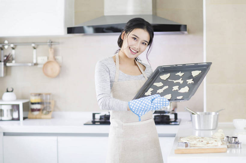 点心,东方人,成年人,一个人,家庭,家庭主妇,家,笑,微笑,露齿笑,横图,室内,白天,正面,烹饪,烘焙,快乐,幸福,厨房,城市,建筑,厨具,北京,中国,亚洲,仅一个年轻女性,仅一个女性,仅一个人,握,擀面杖,烤盘,盘,围裙,房屋,灶台,公寓,鸡蛋,食品,甜点,甜品,案板,饮品,注视,休闲装,现代,饮食,食物,糕点,饮料,盘子,手套,饼干,甜食,观察,看,站着,做,休闲,健康,温暖,温馨,一家人,卡通,握着,摄影,介绍,生活方式,模具,观看,和睦,察看,享乐,关注,可口,房地产,出示,家居服,抽油烟机,东亚,面团分切机,烹饪用具,健康食物,适口,年轻女性,女人,女性,亚洲人,中国人,年轻人,烹调用具,烹调,彩图,欢乐,融洽,小麦面粉,bj175