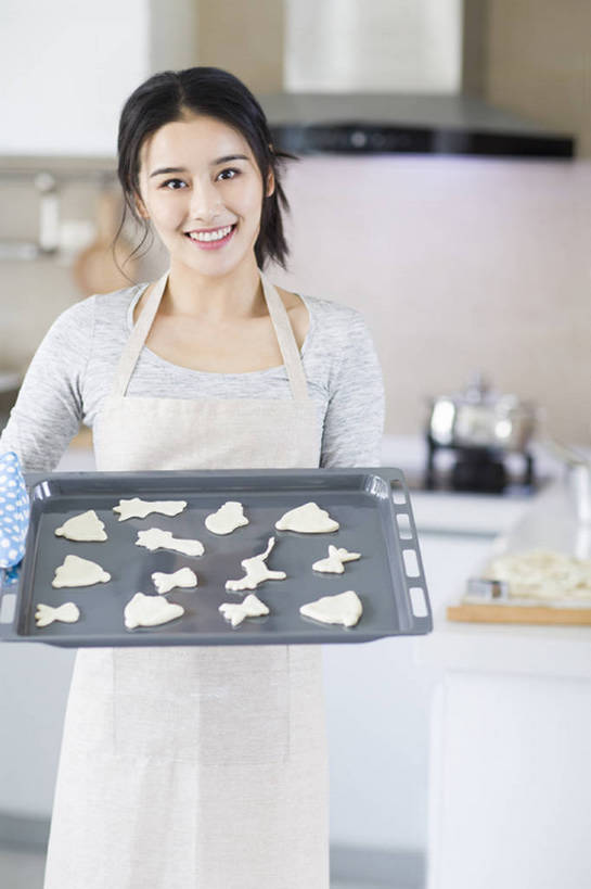 点心,东方人,成年人,一个人,家庭,家庭主妇,家,笑,微笑,露齿笑,竖图,室内,白天,正面,烹饪,烘焙,快乐,幸福,厨房,城市,建筑,厨具,北京,中国,亚洲,仅一个年轻女性,仅一个女性,仅一个人,握,烤盘,盘,围裙,房屋,灶台,公寓,食品,甜点,甜品,饮品,注视,休闲装,现代,饮食,食物,糕点,饮料,盘子,手套,饼干,甜食,观察,看,站着,做,休闲,健康,温暖,温馨,一家人,卡通,握着,摄影,介绍,生活方式,观看,和睦,察看,享乐,关注,可口,房地产,出示,家居服,抽油烟机,东亚,面团分切机,烹饪用具,健康食物,适口,年轻女性,女人,女性,亚洲人,中国人,年轻人,烹调用具,烹调,彩图,欢乐,融洽,小麦面粉,bj175