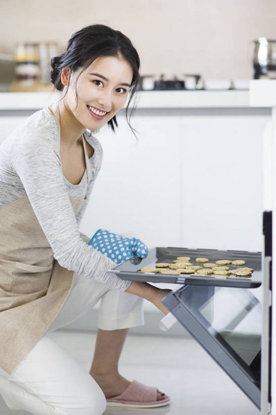 点心,东方人,成年人,一个人,家庭,家庭主妇,家,蹲,笑,微笑,露齿笑,竖图,室内,白天,侧面,烹饪,烘焙,快乐,幸福,厨房,城市,建筑,厨具,北京,中国,亚洲,仅一个年轻女性,仅一个女性,仅一个人,握,开,烤炉,烤盘,盘,围裙,房屋,灶台,公寓,美味,食品,甜点,甜品,饮品,注视,休闲装,现代,饮食,食物,糕点,饮料,盘子,手套,拖鞋,饼干,甜食,观察,看,做,休闲,健康,温暖,温馨,一家人,握着,摄影,生活方式,观看,和睦,察看,享乐,关注,可口,房地产,家居服,东亚,面团分切机,烹饪用具,健康食物,完成,适口,年轻女性,女人,女性,亚洲人,中国人,年轻人,烹调用具,烹调,彩图,全身,欢乐,融洽,bj175