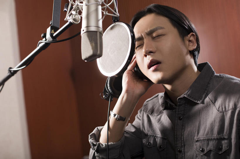 东方人,成年人,脸,头,脸颊,一个人,横图,室内,夜晚,正面,衬衫,时尚,北京,中国,亚洲,仅一个男性,仅一个人,握,音乐,听,休闲装,娱乐,现代,肩膀,仅一个年轻男性,耳麦,站着,休闲,握着,艺术家,摄影,唱,专心,录音棚,麦克风,录音,享乐,扩音器,爱好,音乐人,东亚,男人,男性,年轻男性,亚洲人,中国人,年轻人,头部,脸部,脸蛋,面部,歌手,闭着眼睛,彩图,欢乐,数码录音机,数字录音器,bj175