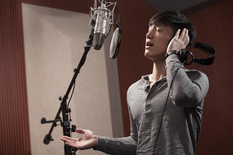 东方人,成年人,一个人,横图,室内,夜晚,正面,时尚,北京,中国,亚洲,仅一个男性,仅一个人,握,音乐,听,休闲装,娱乐,现代,仅一个年轻男性,耳麦,手势,站着,休闲,握着,艺术家,摄影,唱,专心,录音棚,麦克风,录音,享乐,扩音器,爱好,音乐人,东亚,男人,男性,年轻男性,亚洲人,中国人,年轻人,歌手,闭着眼睛,半身,彩图,欢乐,数码录音机,数字录音器,打手势,bj175