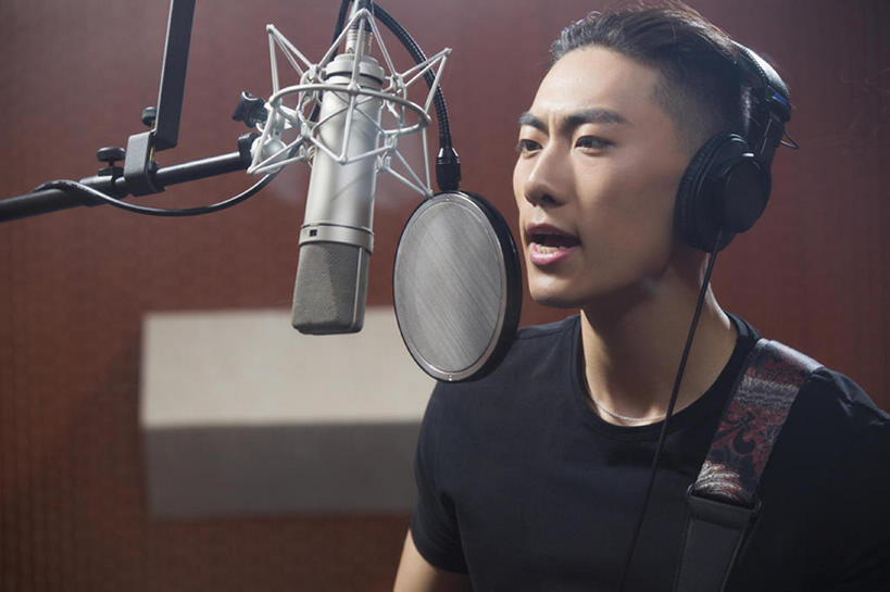 东方人,成年人,脸,头,脸颊,一个人,横图,室内,夜晚,正面,时尚,北京,中国,亚洲,仅一个男性,仅一个人,音乐,听,休闲装,娱乐,现代,肩膀,仅一个年轻男性,耳麦,站着,张嘴,休闲,艺术家,摄影,唱,专心,录音棚,麦克风,录音,享乐,扩音器,爱好,音乐人,张大嘴巴,东亚,男人,男性,年轻男性,亚洲人,中国人,年轻人,头部,脸部,脸蛋,面部,张开嘴,歌手,彩图,欢乐,数码录音机,数字录音器,bj175