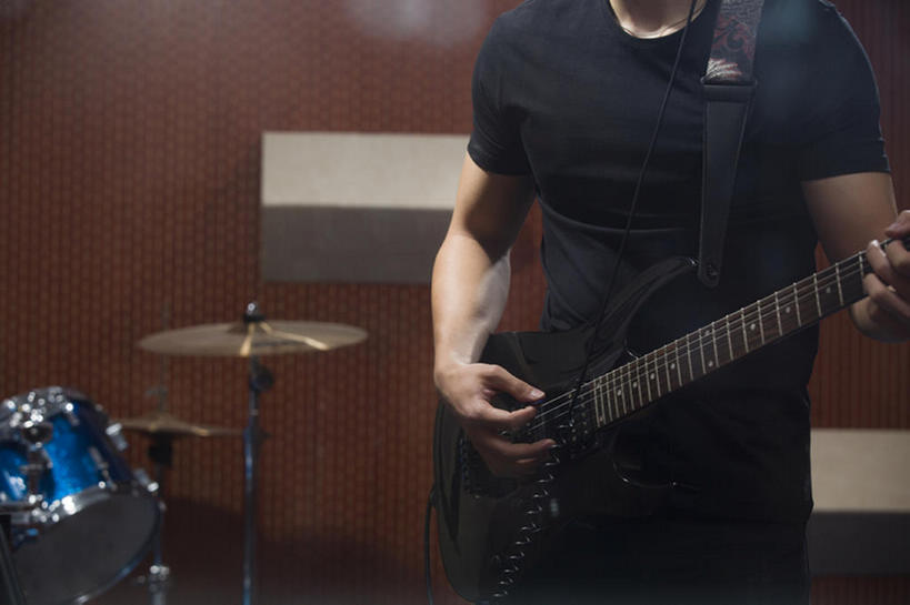 东方人,成年人,手,一个人,横图,室内,夜晚,时尚,热情,北京,中国,亚洲,仅一个男性,仅一个人,表演,握,钹,电吉他,鼓,吉他,乐器,弦乐器,音乐,休闲装,娱乐,表演者,现代,仅一个年轻男性,站着,休闲,活力,握着,艺术家,摄影,部分,酷,享乐,弹拨弦鸣乐器,爱好,吉他手,音乐人,东亚,爵士鼓,摇滚乐,男人,男性,年轻男性,亚洲人,中国人,年轻人,歌手,彩图,弹拨弦乐器,拨弦乐器,弹拨乐器,bj175