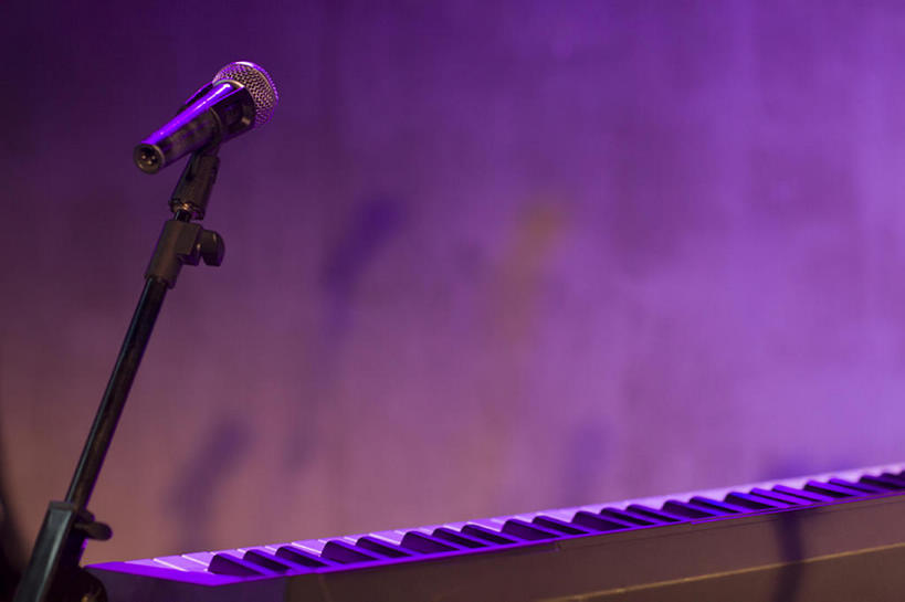 无人,舞台,横图,室内,夜晚,留白,时尚,夜生活,静物,北京,中国,亚洲,乐器,琴键,音乐,娱乐,现代,休闲,摄影,聚光灯,麦克风,扩音器,东亚,彩图,舞台灯光,电子琴,bj175