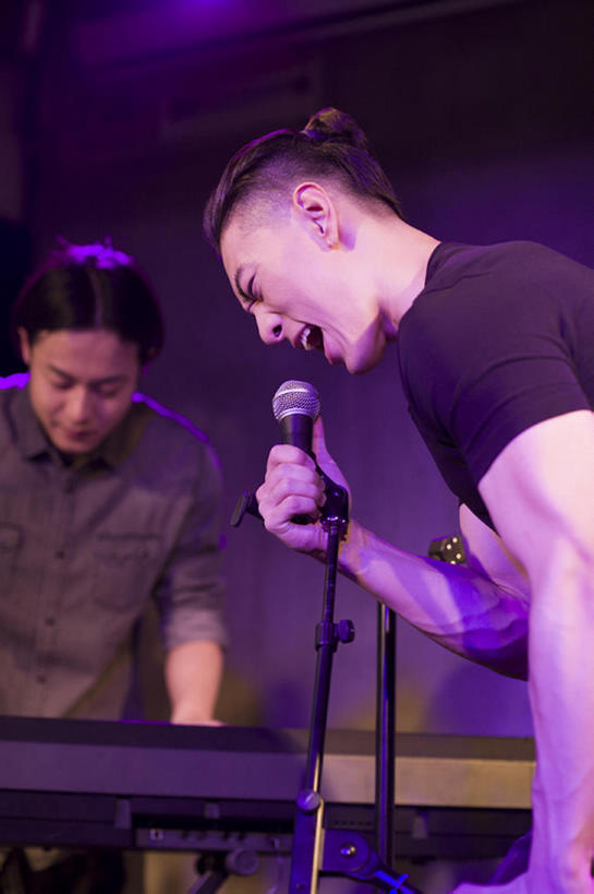 东方人,成年人,两个人,舞台,竖图,室内,夜晚,侧面,时尚,友谊,热情,合作,信心,北京,中国,亚洲,乐队,表演,握,乐器,音乐,休闲装,娱乐,表演者,现代,站着,张嘴,休闲,活力,握着,艺术家,摄影,唱,专心,麦克风,酷,扩音器,爱好,音乐人,张大嘴巴,东亚,技能,摇滚乐,男人,男性,年轻男性,亚洲人,中国人,年轻人,张开嘴,歌手,闭着眼睛,半身,彩图,舞台灯光,摇摆舞,电子琴,bj175