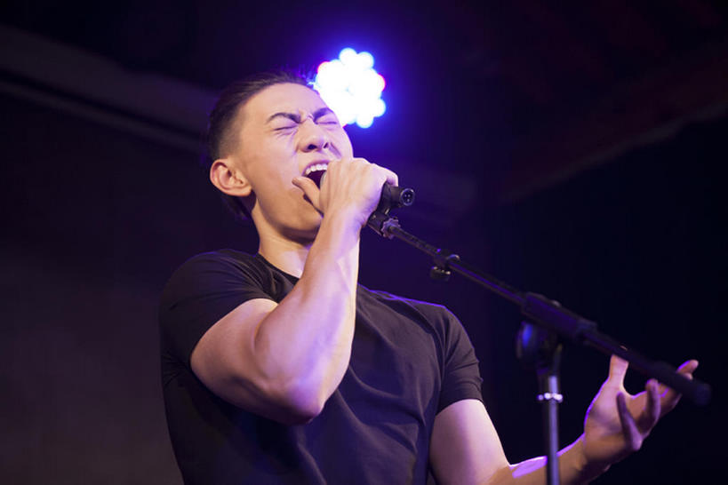 东方人,成年人,一个人,舞台,横图,室内,夜晚,正面,时尚,热情,信心,北京,中国,亚洲,仅一个男性,仅一个人,表演,握,音乐,休闲装,娱乐,表演者,现代,仅一个年轻男性,站着,张嘴,休闲,活力,握着,艺术家,摄影,唱,麦克风,酷,照明设备,扩音器,爱好,音乐人,张大嘴巴,东亚,摇滚乐,男人,男性,年轻男性,亚洲人,中国人,年轻人,张开嘴,歌手,闭着眼睛,半身,彩图,舞台灯光,摇摆舞,bj175