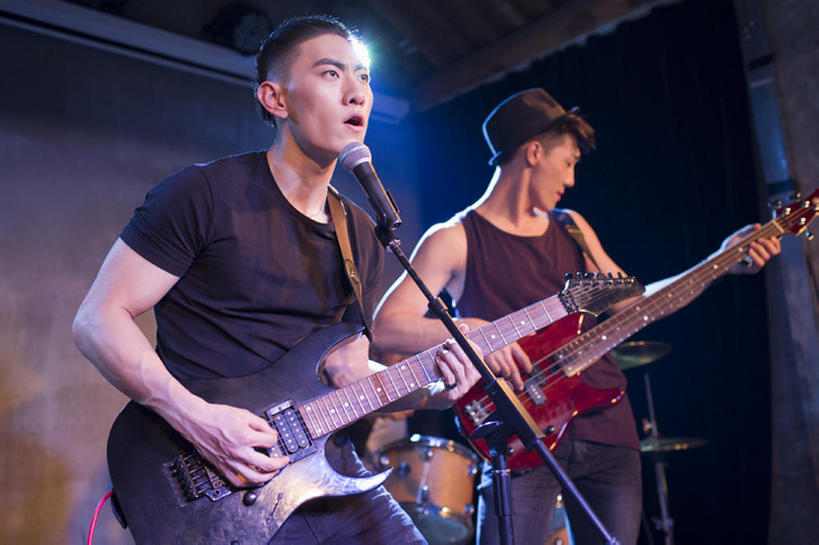 东方人,成年人,两个人,舞台,横图,室内,夜晚,正面,时尚,热情,北京,中国,亚洲,表演,握,电吉他,吉他,乐器,弦乐器,音乐,休闲装,娱乐,表演者,现代,站着,张嘴,休闲,活力,握着,艺术家,摄影,唱,麦克风,酷,享乐,扩音器,弹拨弦鸣乐器,爱好,吉他手,音乐人,张大嘴巴,东亚,技能,摇滚乐,男人,男性,年轻男性,亚洲人,中国人,年轻人,张开嘴,歌手,彩图,舞台灯光,摇摆舞,弹拨弦乐器,拨弦乐器,弹拨乐器,bj175