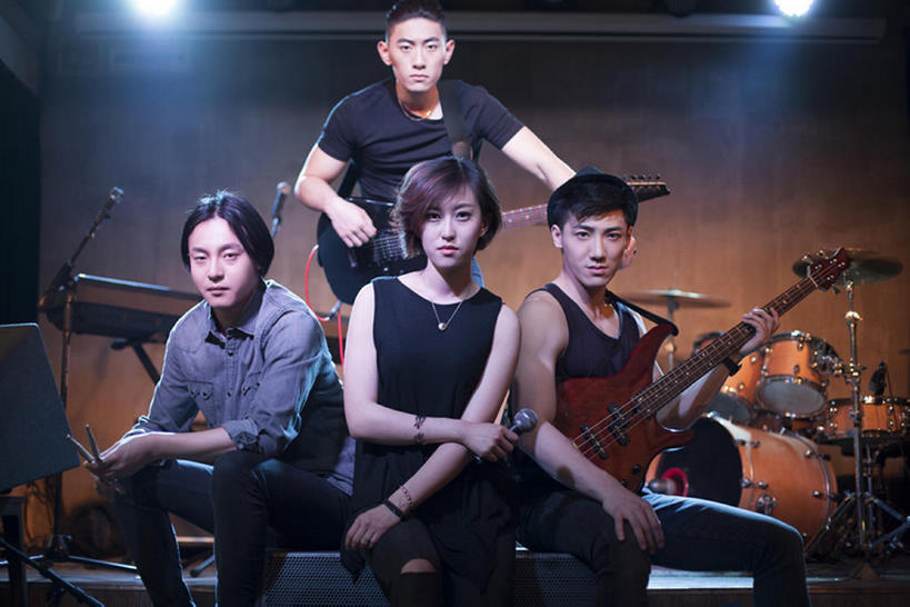 东方人,成年人,四个人,舞台,横图,室内,夜晚,正面,时尚,友谊,热情,合作,团队,信心,北京,中国,亚洲,乐队,表演,握,电吉他,鼓,吉他,乐器,弦乐器,音乐,注视,休闲装,娱乐,表演者,现代,观察,看,站着,休闲,活力,亲密,握着,艺术家,摄影,观看,察看,麦克风,酷,合影,照明设备,关注,扩音器,弹拨弦鸣乐器,肖像,爱好,吉他手,音乐人,鼓槌,东亚,陪同,爵士鼓,鼓手,技能,陪伴,摇滚乐,男人,男性,年轻男性,年轻女性,女人,女性,亚洲人,中国人,年轻人,歌手,坐着,彩图,舞台灯光,摇摆舞,弹拨弦乐器,电子琴,拨弦乐器,弹拨乐器,伴随,bj175