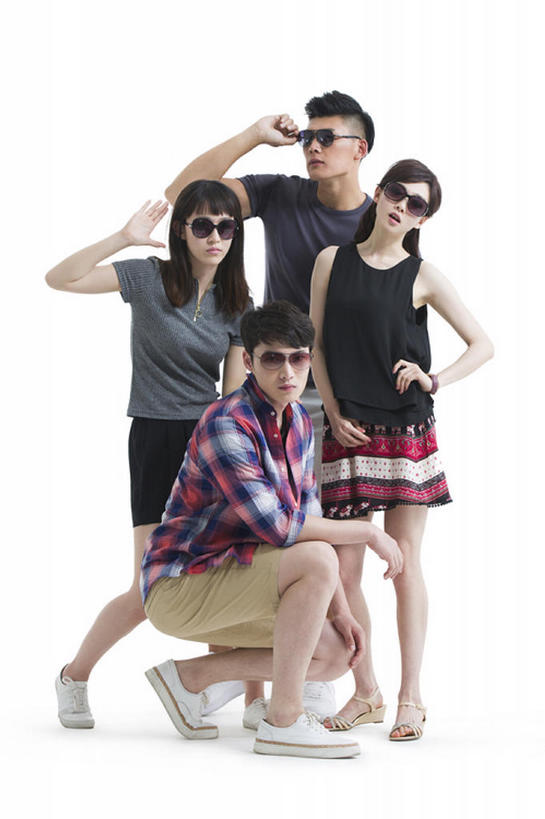 东方人,成年人,四个人,学生,蹲,竖图,正面,衬衫,裙子,爱情,时尚,快乐,友谊,幸福,信心,北京,中国,亚洲,连接,灰色背景,短裤,服装,浪漫,T恤,注视,休闲装,现代,手叉腰,衣服,太阳镜,观察,看,站着,休闲,温暖,温馨,短袖,恩爱,活力,亲密,恋人,摄影,服饰,生活方式,观看,幽默,和睦,察看,酷,享乐,合影,衣着,穿着,关注,肖像,东亚,陪同,衣饰,陪伴,男人,男性,年轻男性,年轻女性,女人,女性,亚洲人,中国人,年轻人,情侣,大学生,彩图,全身,影棚拍摄,欢乐,伴侣,融洽,摆拍,伴随,bj175