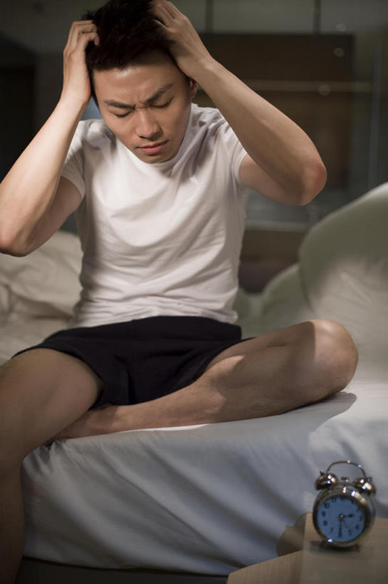 东方人,成年人,一个人,家,摸,竖图,室内,白天,正面,床,卧室,城市,建筑,闹钟,北京,中国,亚洲,仅一个男性,仅一个人,抚摸,短裤,生气,房屋,公寓,T恤,休闲装,现代,仅一个年轻男性,枕头,疲倦,皱眉,短袖,抓,摄影,生活方式,头痛,疾病,疲劳,午夜,住房,简单,疲惫,房地产,问题,家居服,困乏,棉被,东亚,计时工具,疲乏,挫败,委顿,疲困,疲顿,疲钝,倦怠,怠倦,黑眼圈,男人,男性,年轻男性,亚洲人,中国人,年轻人,闭着眼睛,触摸,接触,坐着,彩图,闷闷不乐,失眠症,bj175