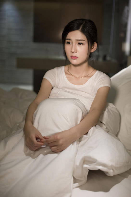 东方人,成年人,一个人,家,竖图,室内,白天,正面,床,卧室,城市,建筑,北京,中国,亚洲,仅一个年轻女性,仅一个女性,仅一个人,房屋,公寓,T恤,休闲装,现代,枕头,疲倦,皱眉,短袖,想,摄影,生活方式,抱膝,疾病,疲劳,午夜,住房,简单,疲惫,房地产,问题,家居服,困乏,棉被,东亚,疲乏,挫败,委顿,疲困,疲顿,疲钝,倦怠,怠倦,黑眼圈,年轻女性,女人,女性,亚洲人,中国人,年轻人,屈膝,坐着,彩图,全身,闷闷不乐,失眠症,bj175