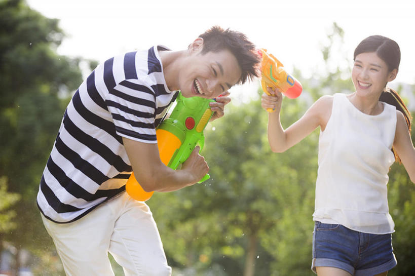 东方人,成年人,两个人,丈夫,妻子,公园,跑,笑,微笑,露齿笑,横图,室外,白天,正面,爱情,快乐,兴奋,幸福,射击,水,植物,玩具,北京,中国,亚洲,喷,湿,握,短裤,溅,浪漫,玩,T恤,休闲装,现代,刺激,树,绿色,夏天,休闲,温暖,温馨,短袖,恩爱,放松,活力,乐趣,亲密,握着,恋人,摄影,生活方式,和睦,享乐,东亚,陪同,喷出,陪伴,无忧无虑,玩具水枪,男人,男性,年轻男性,年轻女性,女人,女性,亚洲人,中国人,年轻人,情侣,休闲活动,彩图,欢乐,伴侣,融洽,闪避,伴随,bj175