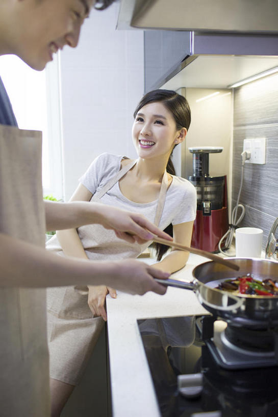 东方人,成年人,两个人,家庭,丈夫,妻子,家庭主妇,家,笑,微笑,露齿笑,竖图,室内,白天,正面,爱情,家务,烹饪,中餐,快乐,幸福,厨房,辣椒,蔬菜,北京,中国,亚洲,握,准备,新鲜,围裙,房屋,灶台,公寓,青椒,炒菜,肉,料理,美味,食品,饮品,浪漫,T恤,勺,休闲装,猪肉,小炒肉,菜肴,美食,肉类,饮食,餐饮,食物,饮料,黄色,靠,靠着,站着,做,休闲,温暖,温馨,一家人,中式,恩爱,亲密,握着,恋人,摄影,佳肴,有机食品,绿色食品,生活方式,中华料理,和睦,享乐,膳食,可口,房地产,五花肉,川菜,家居服,肉食,彩椒,抽油烟机,东亚,健康食物,陪同,辣角,红海椒,大椒,辣虎,广椒,豚肉,菜椒,适口,陪伴,四川菜,肋条肉,三层肉,男人,男性,年轻男性,年轻女性,女人,女性,亚洲人,中国人,年轻人,情侣,烹调用具,甜椒,柿子椒,辣子,红辣椒,海椒,番椒,灯笼椒,烹调,说话,彩图,欢乐,伴侣,融洽,伴随,bj175