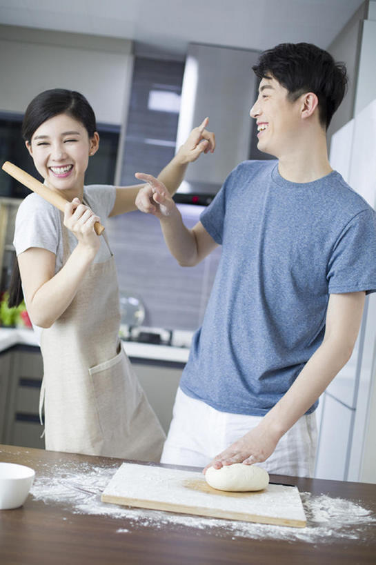 东方人,成年人,鼻子,两个人,家庭,丈夫,妻子,家庭主妇,家,笑,微笑,露齿笑,竖图,室内,白天,正面,爱情,家务,快乐,幸福,厨房,北京,中国,亚洲,连接,握,准备,擀面杖,围裙,房屋,公寓,面粉,食品,案板,饮品,浪漫,玩,T恤,休闲装,饮食,食物,饮料,站着,做,休闲,温暖,温馨,一家人,揉,恩爱,乐趣,亲密,淘气,握着,恋人,摄影,生活方式,幽默,和睦,享乐,可口,房地产,家居服,东亚,陪同,适口,陪伴,男人,男性,年轻男性,年轻女性,女人,女性,亚洲人,中国人,年轻人,鼻,鼻孔,情侣,烹调用具,触摸,烹调,彩图,爱,欢乐,伴侣,融洽,小麦面粉,闪避,伴随,bj175