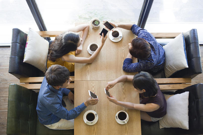 咖啡,东方人,成年人,四个人,学生,微笑,横图,俯视,室内,白天,正面,衬衫,爱情,时尚,快乐,友谊,幸福,技术,电子,窗户,桌子,城市,杯子,手机,椅子,北京,中国,亚洲,连接,握,分析,信息,标签,符号,屏幕,数字,食品,触摸屏,咖啡杯,饮品,浪漫,联系,休闲装,标识,饮食,食物,饮料,看,休闲,温暖,温馨,同学,面对面,恩爱,放松,亲密,握着,约会,恋人,摄影,介绍,生活方式,扫描,条形码,和睦,享乐,可口,发短信,咖啡店,编码,出示,条码,智能手机,东亚,二维码,热饮,陪同,条形码扫描器,条形码阅读器,无线电技术,适口,陪伴,男人,男性,年轻男性,年轻女性,女人,女性,亚洲人,中国人,年轻人,情侣,大学生,休闲活动,触摸,说话,坐着,彩图,全身,欢乐,商业,咖啡馆,伴侣,融洽,开领,伴随,bj175