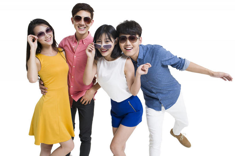 东方人,成年人,四个人,学生,笑,微笑,露齿笑,横图,留白,正面,衬衫,爱情,时尚,快乐,友谊,幸福,信心,北京,中国,亚洲,连接,弯腰,短裤,服装,浪漫,注视,休闲装,衣服,太阳镜,观察,看,站着,休闲,温暖,温馨,同学,恩爱,活力,亲密,搭,约会,恋人,摄影,服饰,观看,和睦,察看,享乐,合影,衣着,穿着,搭着,关注,肖像,东亚,陪同,衣饰,陪伴,男人,男性,年轻男性,年轻女性,女人,女性,亚洲人,中国人,年轻人,情侣,大学生,彩图,影棚拍摄,欢乐,伴侣,融洽,开领,伴随,bj175