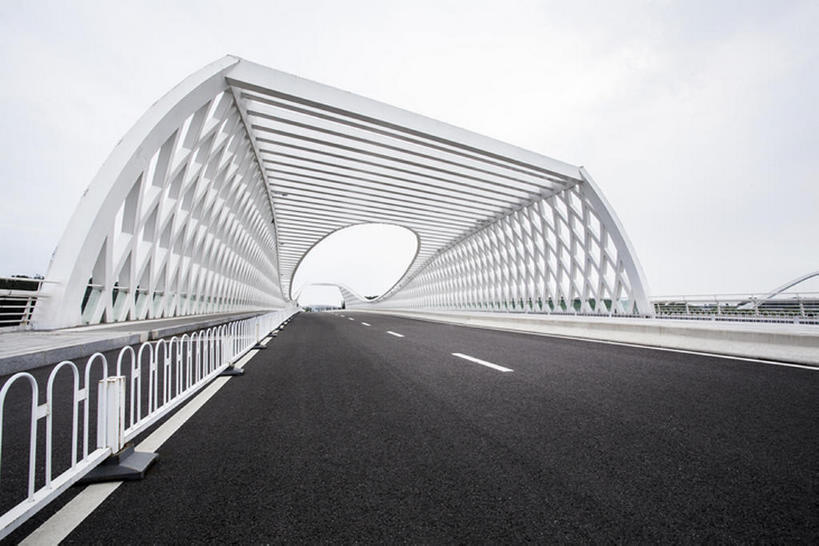 无人,栏杆,横图,室外,白天,留白,旅游,道路,高速公路,建筑,路,公路,北京,中国,亚洲,弯曲,直线,云,桥,分界线,车道,交通,现代,风景,天空,摄影,宁静,柏油路,沥青,东亚,马路,彩图,没影点,旅行,建筑结构,广角,汽车广告背景图,bj175