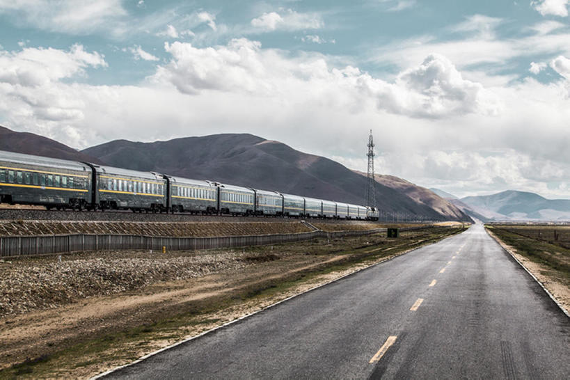 无人,横图,室外,白天,旅游,度假,草地,石头,美景,山,山脉,道路,路,铁路,公路,火车,中国,亚洲,曲折,直线,地形,景观,路边,山顶,云,分界线,车道,轨道,交通,铁轨,云层,娱乐,西藏,草,蓝色,风景,天空,自然,享受,休闲,景色,放松,运输,摄影,宁静,柏油路,环境,公共设施,干旱,自然风光,驾车,客车,沥青,东亚,西藏自治区,地貌,坎坷,崎岖,地质学,自然地理,马路,彩图,旅行,青藏公路,青藏铁路,广角,318国道,汽车广告背景图,bj175