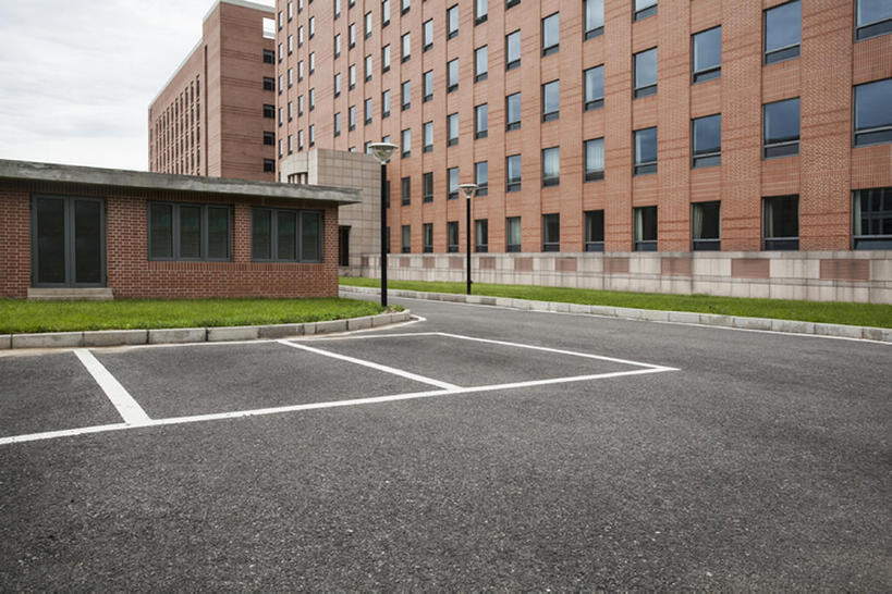 无人,学校,教学楼,停车场,横图,室外,白天,留白,建筑,路,路灯,北京,中国,亚洲,车道,现代,校园,草,绿色,天空,教室,摄影,建造,柏油路,简单,沥青,东亚,构图,彩图,教学大楼,建筑结构,广角,汽车广告背景图,bj175