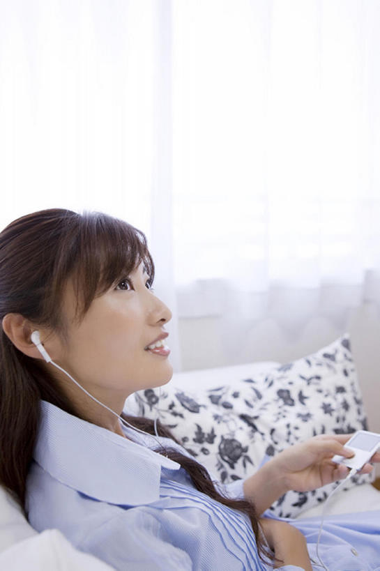 东方人,成年人,脸,头,脸颊,一个人,家庭,坐,微笑,室内,白天,侧面,陶醉,快乐,仅一个年轻女性,仅一个女性,仅一个人,音乐,听,音乐播放器,肩膀,随身听,享受,休闲,温暖,温馨,一家人,放松,生活方式,和睦,MP3播放器,无忧无虑,年轻女性,女人,女性,亚洲人,年轻人,头部,脸部,脸蛋,面部,休闲活动,融洽,播放器,沉醉,bj175