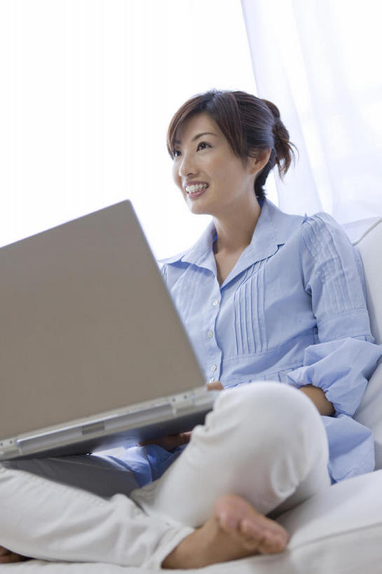 东方人,成年人,一个人,家庭,坐,微笑,室内,白天,笔记本电脑,沙发,仅一个年轻女性,仅一个女性,仅一个人,敲打,休闲装,输入,打字,休闲,温暖,温馨,一家人,放松,生活方式,点击,敲击,和睦,便利,无忧无虑,按键,计算机,年轻女性,女人,女性,亚洲人,年轻人,休闲活动,全身,融洽,bj175