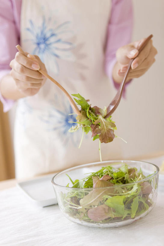 东方人,成年人,一个人,家庭,室内,晚餐,仅一个年轻女性,仅一个女性,仅一个人,准备,围裙,沙拉,碗,休闲,温暖,温馨,一家人,生活方式,和睦,混合,无忧无虑,年轻女性,女人,女性,亚洲人,年轻人,休闲活动,融洽,bj175