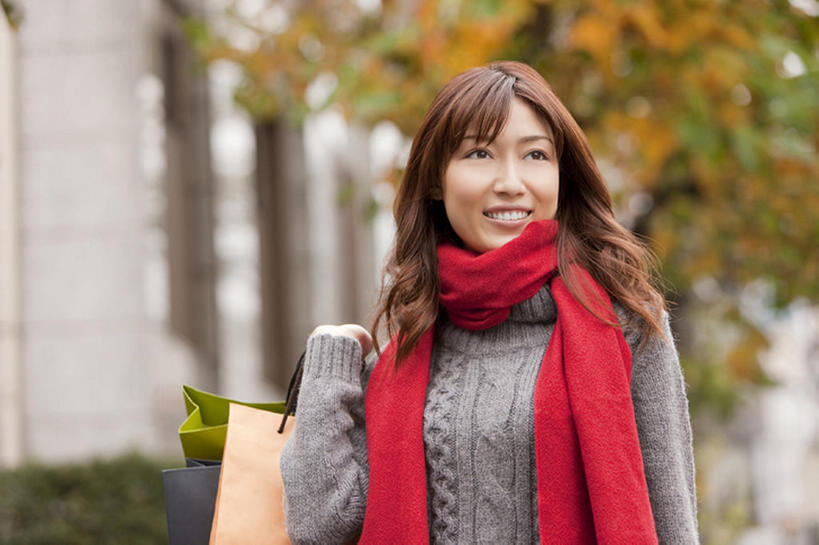 东方人,成年人,脸,头,脸颊,一个人,微笑,室外,白天,购物,消费,城市,仅一个年轻女性,仅一个女性,仅一个人,购物袋,肩膀,围巾,休闲,金融,生活方式,享乐,购买,运送,选购,贸易,血拼,年轻女性,女人,女性,亚洲人,年轻人,头部,长发,脸部,脸蛋,面部,秋天,休闲活动,bj175