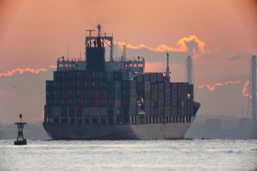 无人,横图,室外,白天,留白,商务,海洋,日落,水,云,集装箱,货柜,天空,容器,箱子,橙色,工业,运输,摄影,宁静,货运,货船,物流,万里无云,彩图,林区,bj175