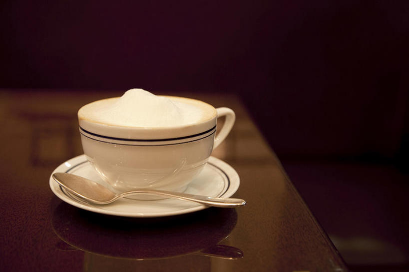 无人,横图,室内,白天,留白,幸福,桌子,反射,木制,咖啡杯,杯,干净,饮食,白色,汤匙,健康,放松,摄影,宁静,舒适,享乐,清新,华贵,卡布奇诺咖啡,彩图,bj175