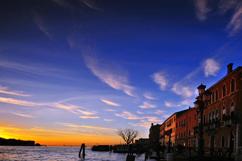 无人,横图,室外,白天,留白,旅游,度假,探险,日出,美景,日落,水,城市,建筑,路灯,日光,意大利,波纹,反射,景观,云,古城,古典,历史,娱乐,蓝色,风景,天空,自然,享受,休闲,景色,放松,探索,摄影,宁静,运河,照亮,享乐,自然风光,意大利文化,欧洲文化,冒险,彩图,大运河,传统文化,bj175